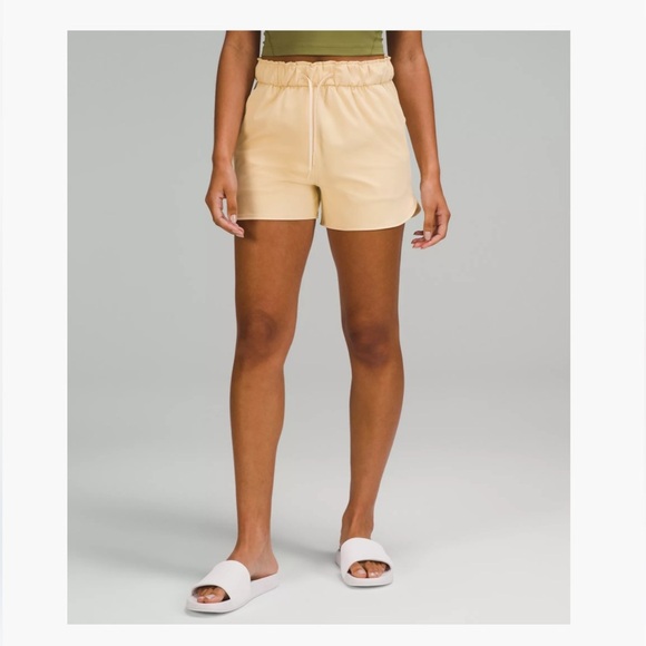Lululemon 🍋 STRETCH LUXTREME HIGH-RISE SHORT 3.5"
Prosecco - Picture 1 of 7